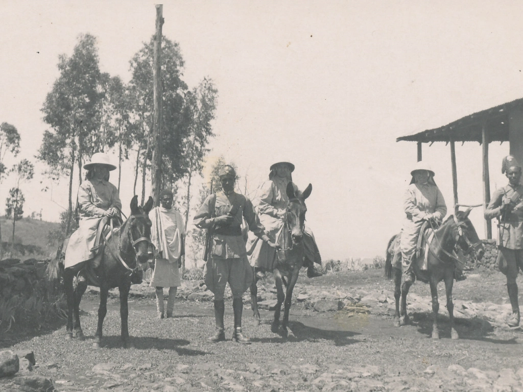 Missionarie della Consolata a cavallo in Etiopia